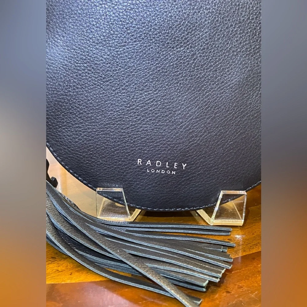 Radley London black circle leather crossbody bag - Picture 2 of 13